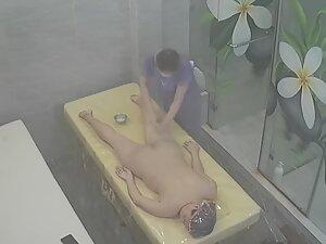 Hidden cam caught naked milf getting a massage Picture 5
