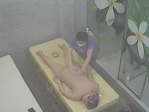 Hidden cam caught naked milf getting a massage Picture 6