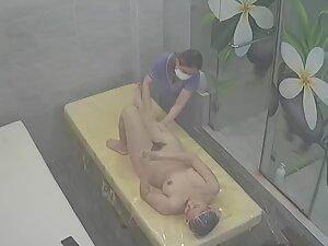 Hidden cam caught naked milf getting a massage Picture 7