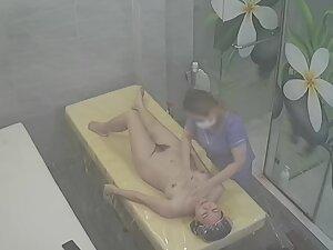 Hidden cam caught naked milf getting a massage Picture 8