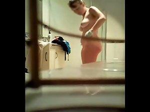 Stretchy neighbor girl in her bathroom Picture 5