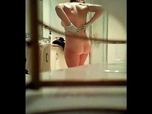 Stretchy neighbor girl in her bathroom Picture 6