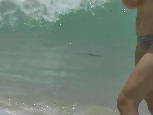 Accidental nudity on the beach Picture 3