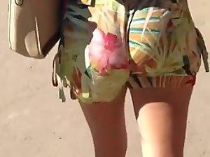 Those flowery shorts look good on her Picture 1