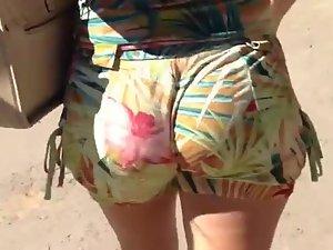 Those flowery shorts look good on her Picture 2