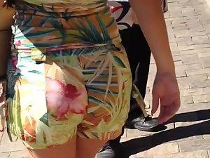 Those flowery shorts look good on her Picture 6