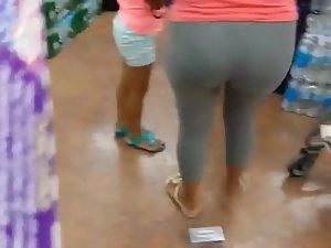 Black woman's hot booty gets followed Picture 4