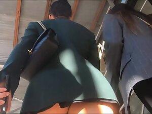 Upskirt of an extra sexy businesswoman Picture 4
