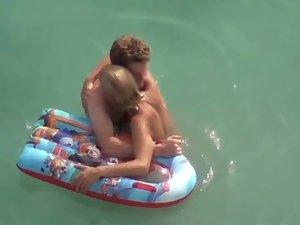 Guy trying to fuck her in the water Picture 2