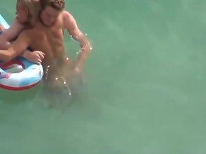 Guy trying to fuck her in the water Picture 3