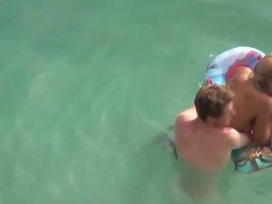Guy trying to fuck her in the water Picture 5