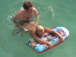 Guy trying to fuck her in the water Picture 8