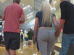 Blonde's ass is hot in loose sweatpants Picture 6