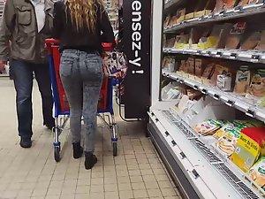 Hot mamma in tight washed out jeans Picture 1