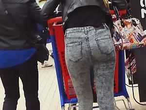 Hot mamma in tight washed out jeans Picture 2