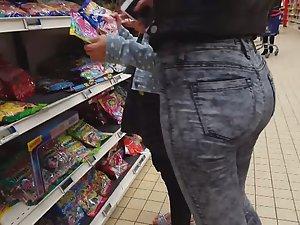 Hot mamma in tight washed out jeans Picture 4