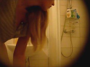 Nude blonde's hot curves in bathroom Picture 1