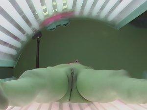 Pussy got hot and wet in solarium Picture 4