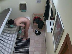 Pussy got hot and wet in solarium Picture 6