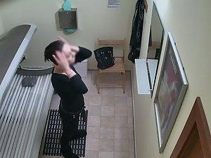 Pussy got hot and wet in solarium Picture 8