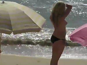 Milf spied while topless on a beach Picture 2