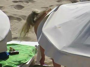 Milf spied while topless on a beach Picture 8