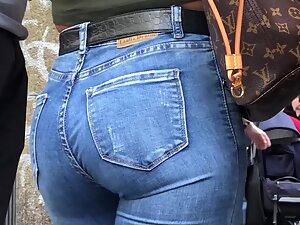 Stunning blonde got a hot bouncy butt in jeans Picture 2