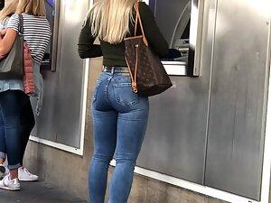 Stunning blonde got a hot bouncy butt in jeans Picture 3