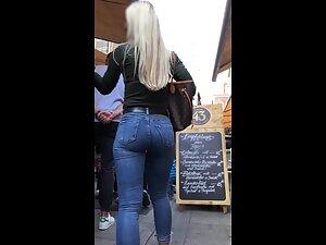 Stunning blonde got a hot bouncy butt in jeans Picture 5