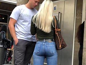 Stunning blonde got a hot bouncy butt in jeans