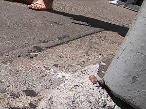 Upskirt of sexy rich girl on the street Picture 1