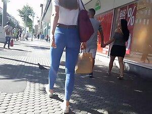 Hot cameltoe visible in girl's tight jeans Picture 5