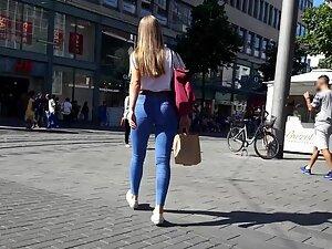 Hot cameltoe visible in girl's tight jeans Picture 7