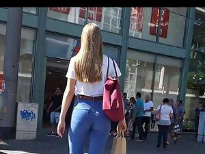 Hot cameltoe visible in girl's tight jeans Picture 8