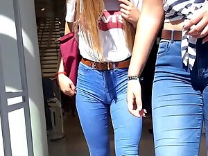 Hot cameltoe visible in girl's tight jeans