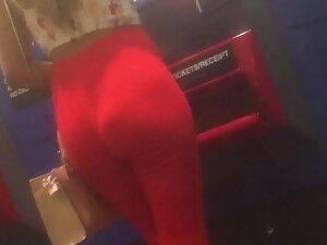 Ass in red turns the voyeur into a bull