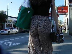 Tight butt cheeks shake in loose pants Picture 3