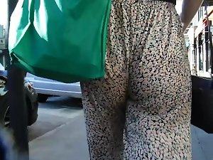 Tight butt cheeks shake in loose pants Picture 5