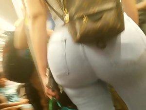 Huge butt is about to make her jeans explode