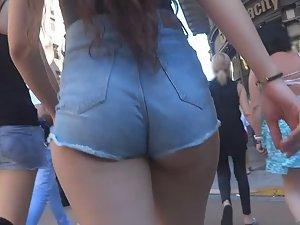 Curvy young ass in booty shorts Picture 5