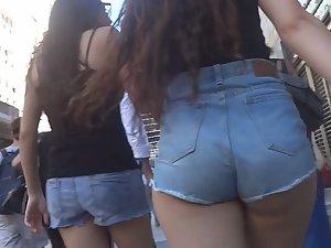Curvy young ass in booty shorts Picture 7