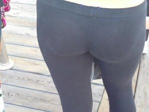 Ideal young ass in tight black leggings Picture 1