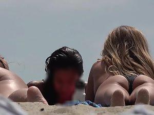 Peeping on group of sexy teens on the beach Picture 2