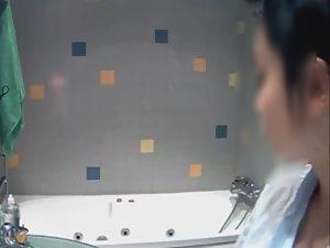 Spying a sexy starlet take a shower Picture 1