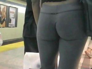 Voyeur is charmed by an ass at a subway Picture 3