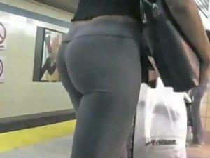 Voyeur is charmed by an ass at a subway Picture 7