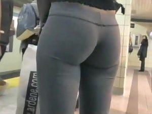 Voyeur is charmed by an ass at a subway Picture 8