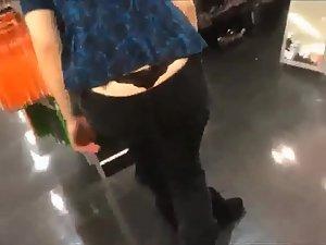 Thong slipped out in a shoe store Picture 2