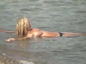 Guy splashes a topless girl with water Picture 3
