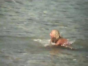 Guy splashes a topless girl with water Picture 6